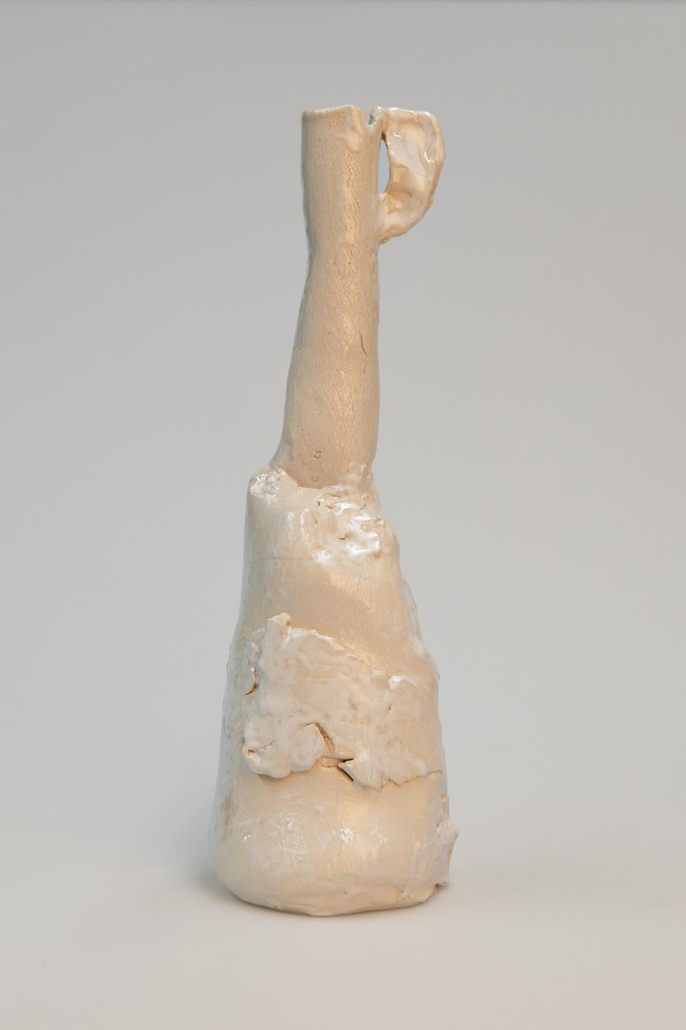 Veistoksellinen maljakko Leera-studiossa