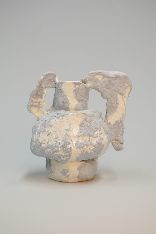 Veistoksellinen maljakko Leera-studiossa