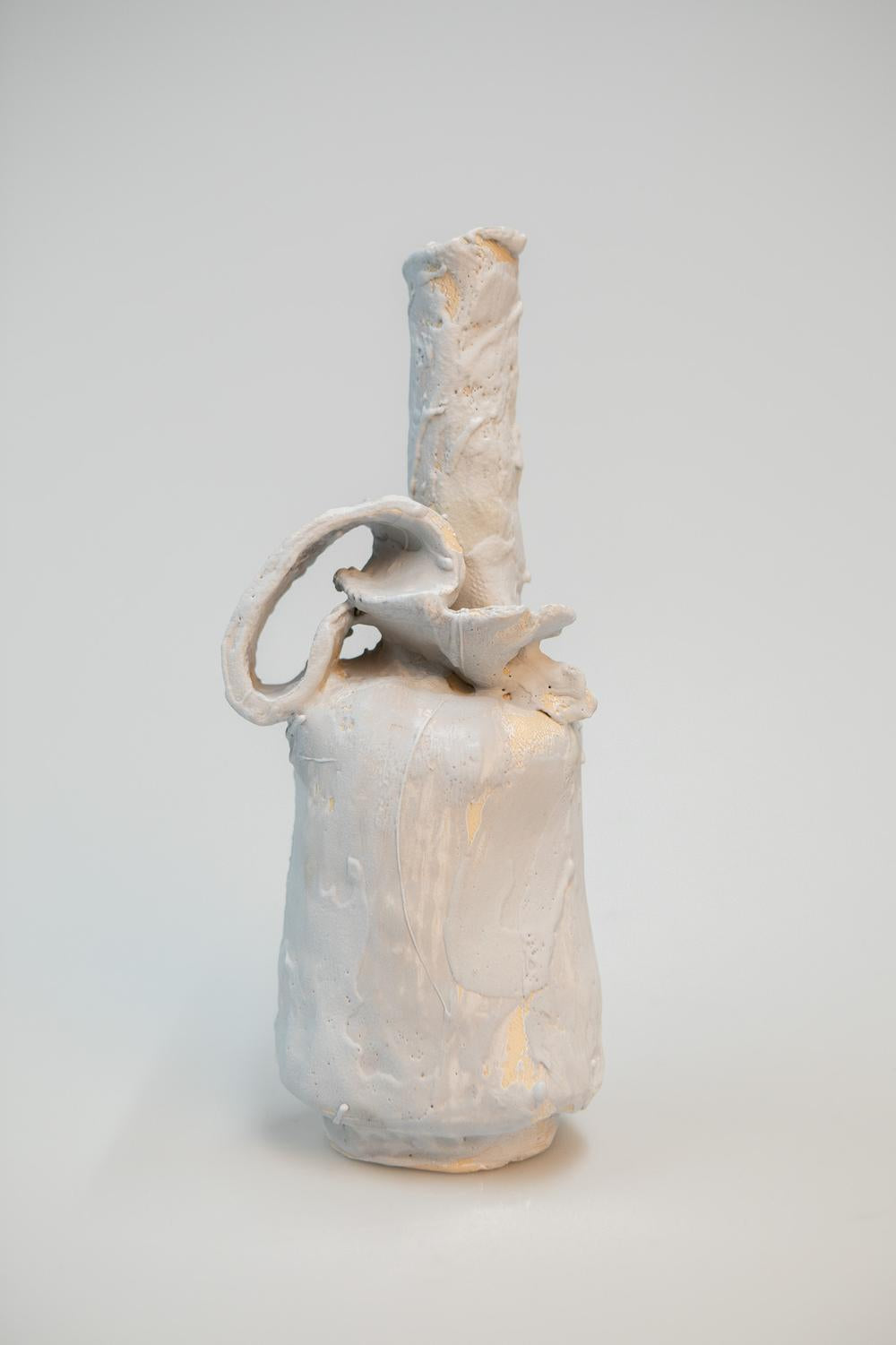 Veistoksellinen maljakko Leera-studiossa